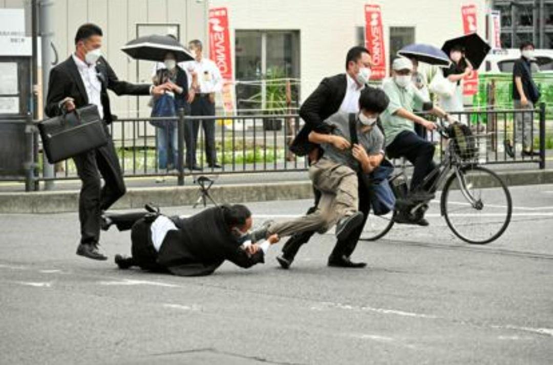 FAL_Ishibashi's tweet photo. 令和元年
札幌で安倍元総理の演説中に男が接近
↓
警官が男を排除
↓
左系マスコミ「表現の自由が侵害された」と抗議
↓
令和４年
地裁→警察の排除は人権侵害だと判決
↓
演説中に誰かが接近しても警察は排除出来なくなる
↓
演説中に安倍元総理射殺

【結論】
→事件は起きるべくして起きた https://t.co/BGeKOQAio9