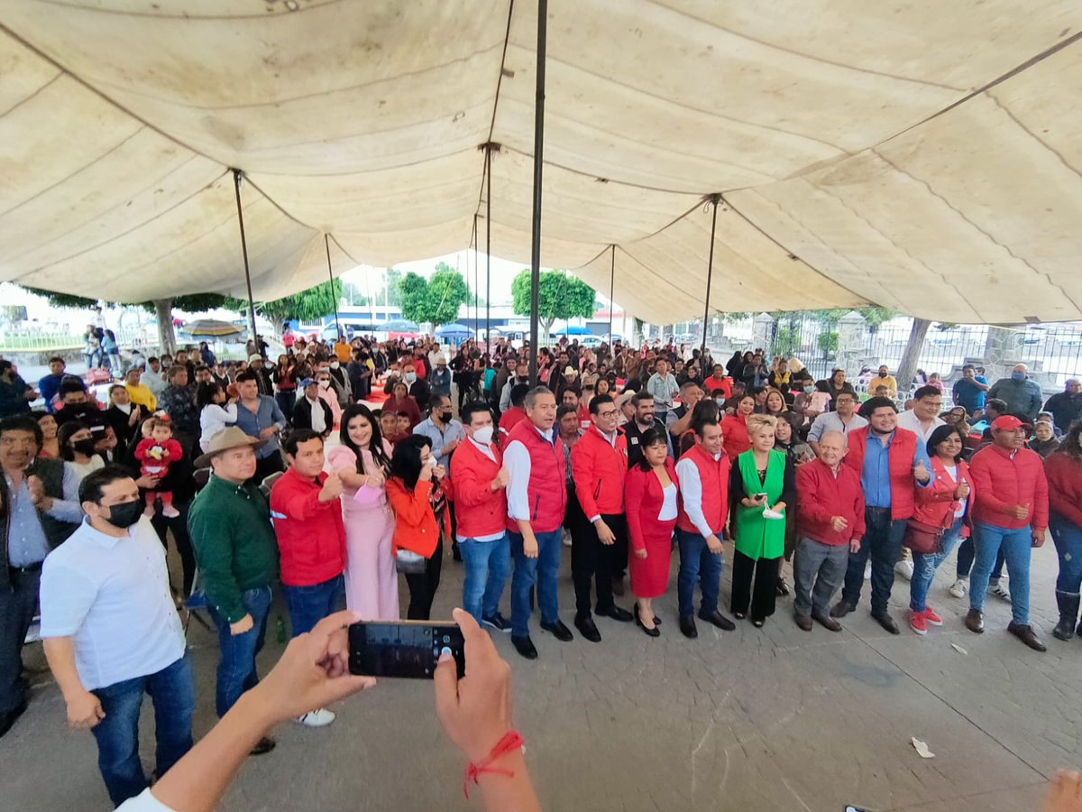 PueblaCentinela's tweet photo. 💚⚪⭕Asiste @leobardosoto a la #TomaDeProtesta del compañero #CTMista al #ComiteMunicipal de #Coronango @MisaelVarelaP y Rosalba; dónde también estuvieron presentes @NestorCamarillo, @MerloIsabel, @LuceroSaldanaMx y @DelfinaPozosV‼️
@seffh @CTMPuebla @_LeoSoto @CTM_LSoto https://t.co/sPtO6cetuW