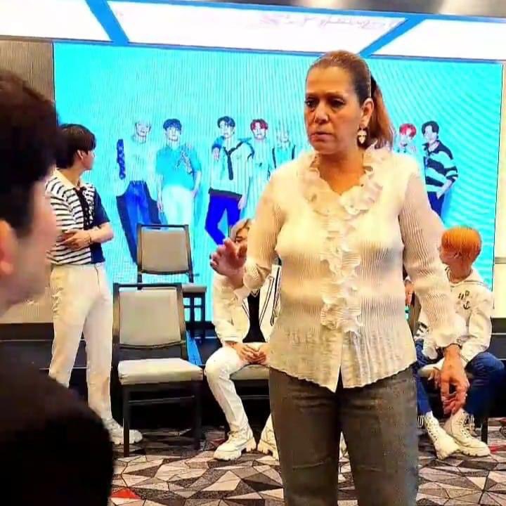 xia_kn's tweet photo. #Edelweiss exigimos una disculpa de esta señora hacia los chicos!
q le pasaba?? esa no es manera de tratarlos! DISCULPATE! 
#APOLOGIZETOT1419 #T1419_IN_MEXICO #T1419 https://t.co/hpC5KeauUn