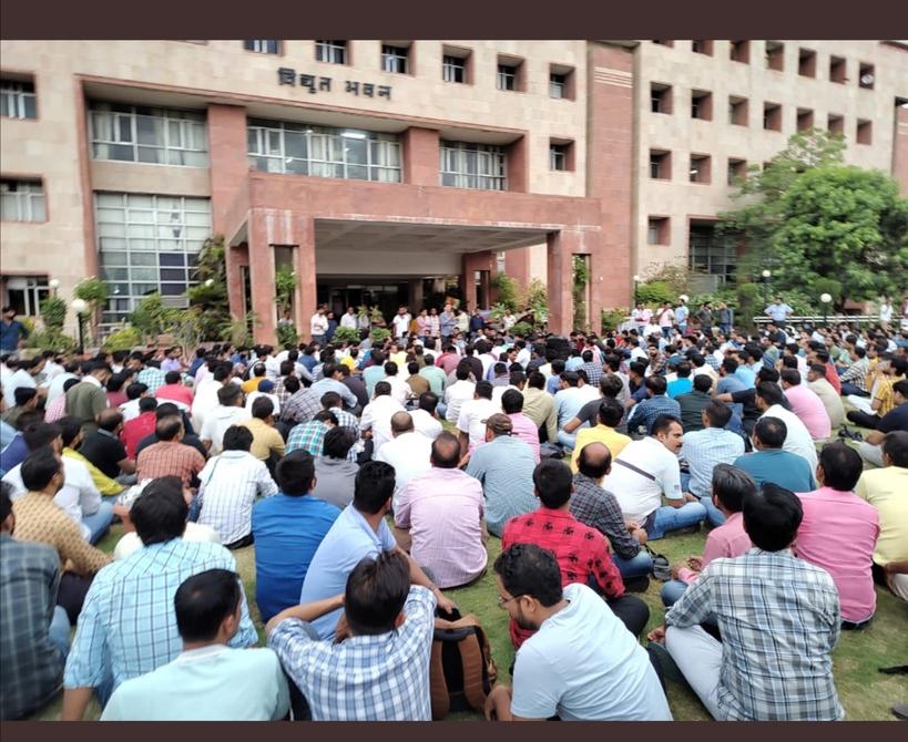 manisha78883453's tweet photo. तालीमें नहीं दी जाती परिंदो को उड़ानों की,
वे खुद ही तय करते है,ऊँचाई आसमानों की,
रखते हैं जो हौसला आसमां को छूने का,
वो नहीं करते परवाह जमीन पे गिर जाने की।#JEN_GP4800
#JEN_ACP5400
#68DaysLeft
@BSBhatiInc @ashokgehlot51
कनिष्ठअभियंताओं को वेतन विसंगति के अभिशाप से मुक्त... https://t.co/trPoD9ed31