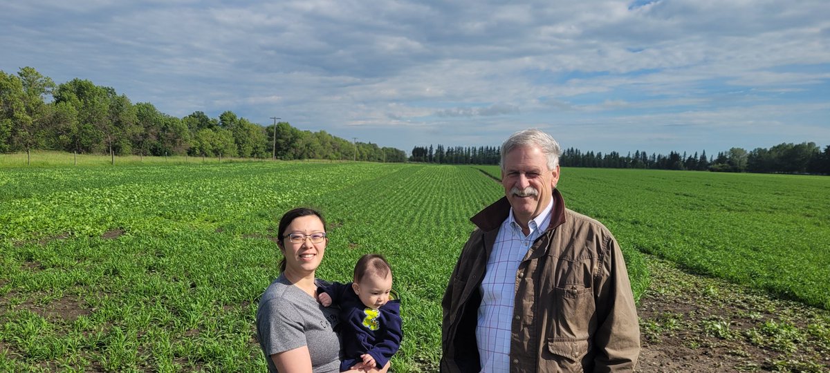 obiohadurunna's tweet photo. Always a pleasure to have @DrBart_Beef and @irishoin @LakelandCollege @LakelandFarm discussing #GarlicInfusedSupplementations #ForageBlends and #Thesis @agbiousask @LFCE_usask @UnionForage https://t.co/NxeutmYiYN