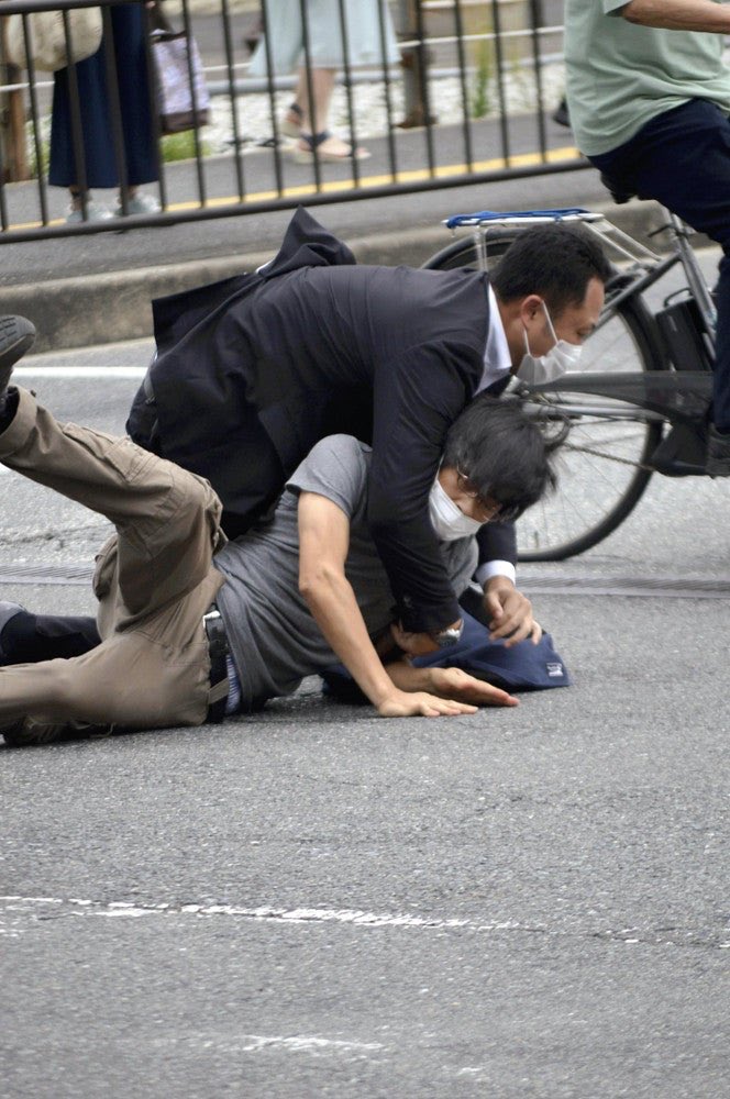 bhoopendratv007's tweet photo. Updated: The attacker of former Japanese PM Shinzo Abe, identified as Tetsuya Yamagmi from Nara city, #Japan "Man in grey tshirt is suspect that shot former PM Abe Shinzo"
Look at his customized shotgun. 
#shinzoabe https://t.co/q5KRV2ph34