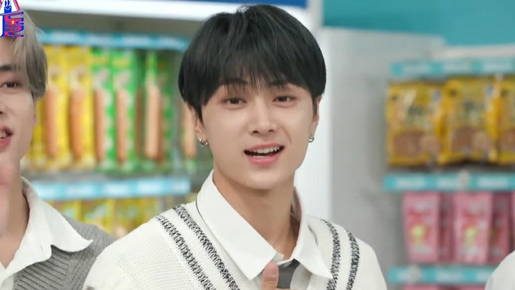pjsreels's tweet photo. No but he looks so cute with his hair and outfit 😭😭
#제이 #ENHYPEN_JAY https://t.co/8Qk3a3rVDS