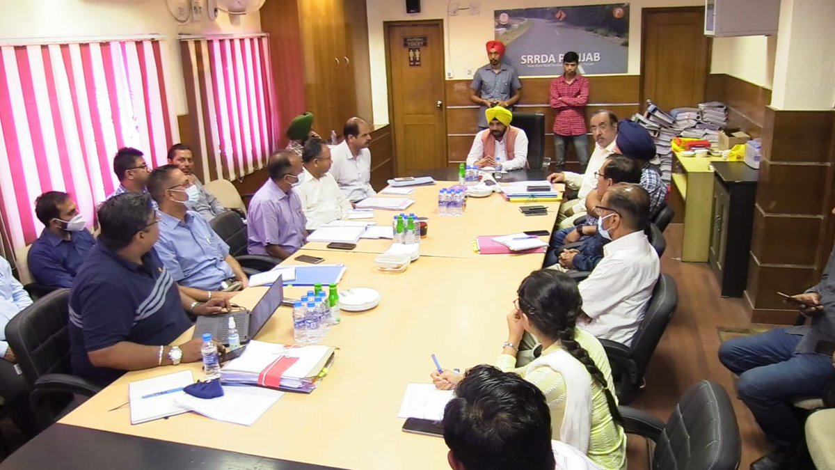 PWD_Punjab's tweet photo. ਪੰਜਾਬ ਦੇ ਮੁੱਖ ਮੰਤਰੀ ਸ.ਭਗਵੰਤ ਸਿੰਘ ਮਾਨ ਦੀ ਅਗਵਾਈ ਵਾਲੀ ਸੂਬਾ ਸਰਕਾਰ ਵੱਲੋਂ ਸਰਕਾਰੀ ਕਾਰਜਾਂ ਨੂੰ ਪਾਰਦਰਸ਼ੀ ਅਤੇ ਸੁਚੱਜੇ ਢੰਗ ਨਾਲ ਚਲਾਉਣ ਦੀ ਮੁਹਿਮ ਹੇਠ ਲੋਕ ਨਿਰਮਾਣ ਮੰਤਰੀ ਸ.ਹਰਭਜਨ ਸਿੰਘ ਈ.ਟੀ.ਓ, ਨੇ ਅੱਜ PRBDB ਦੇ ਮੋਹਾਲੀ ਦਫਤਰ ਵਿਖੇ ਮਹਕਮੇ ਵੱਲੋਂ ਪ੍ਰਸਤਾਵਿਤ ਸਟੈਂਡਰਡ ਓਪਰੇਟਿੰਗ ਪ੍ਰਕਿਰਿਆਵਾਂ (SOPs) ਦਾ ਜਾਇਜਾ ਲਿਆ। https://t.co/WQsYvaNQ4a