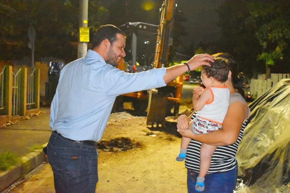 esinformando's tweet photo. Alcalde @RafaelArevaloES,  esta noche recorrió las obras de reparación de calles en la Colonia 14 de diciembre en #Sonsonate donde esta realizando trabajos la @ObraMunicipal (DOM).
@AlcaldiaSN_ 
#Sonsonatecontodo https://t.co/5e6JxbsKi1