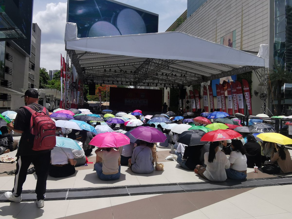 KibzyPiyarat's tweet photo. บรรยากาศหน้าลานพาร์คพารากอน ณ เวลานี้ 11.56 น. อากาเซ่สู้ชีวิตกันมาก เก่งที่สุดเล้ยย 🇹🇭🇹🇭 
#JACKSON #JacksonWang 
#WelcomePJacksonToThailand 
#TEAMWANG
@JacksonWang852 https://t.co/IvWUS5N8RK