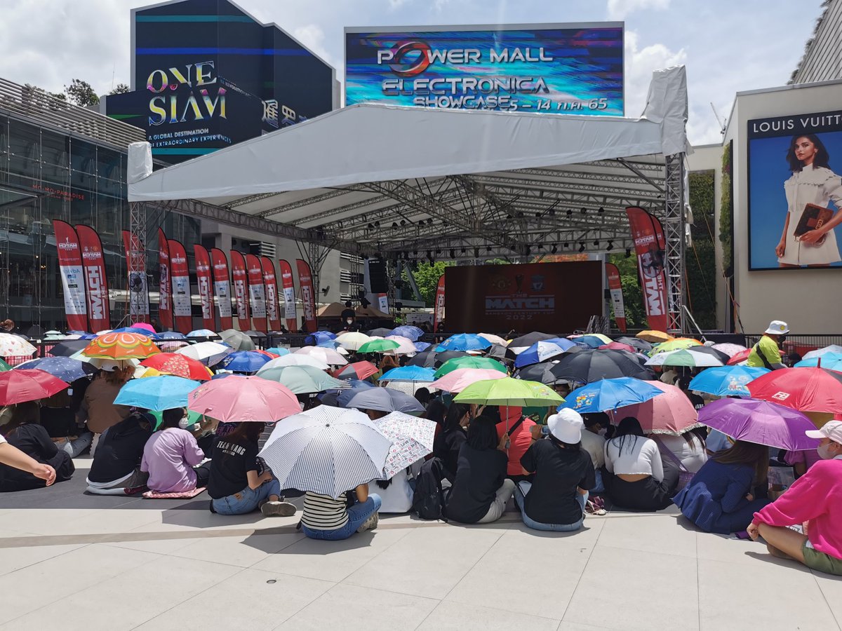 KibzyPiyarat's tweet photo. บรรยากาศหน้าลานพาร์คพารากอน ณ เวลานี้ 11.56 น. อากาเซ่สู้ชีวิตกันมาก เก่งที่สุดเล้ยย 🇹🇭🇹🇭 
#JACKSON #JacksonWang 
#WelcomePJacksonToThailand 
#TEAMWANG
@JacksonWang852 https://t.co/IvWUS5N8RK