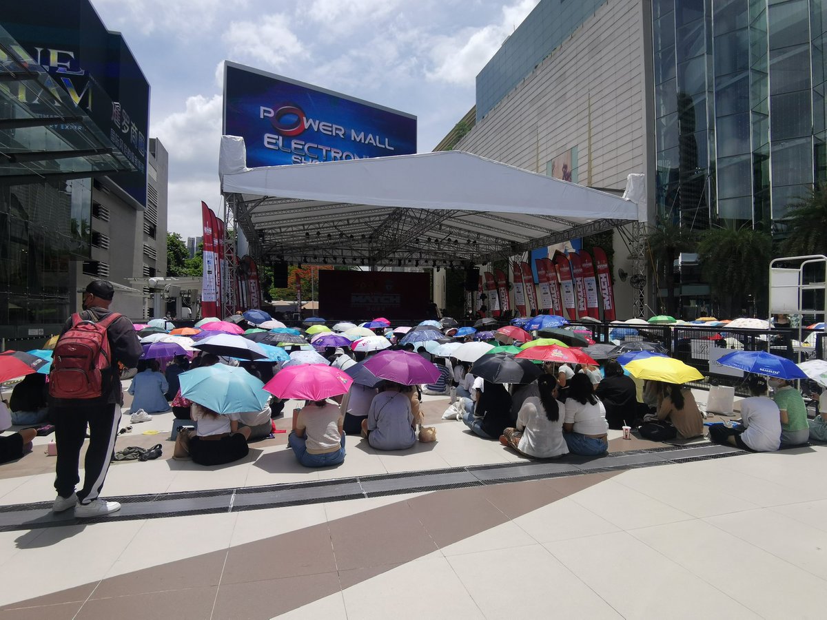KibzyPiyarat's tweet photo. บรรยากาศหน้าลานพาร์คพารากอน ณ เวลานี้ 11.56 น. อากาเซ่สู้ชีวิตกันมาก เก่งที่สุดเล้ยย 🇹🇭🇹🇭 
#JACKSON #JacksonWang 
#WelcomePJacksonToThailand 
#TEAMWANG
@JacksonWang852 https://t.co/IvWUS5N8RK