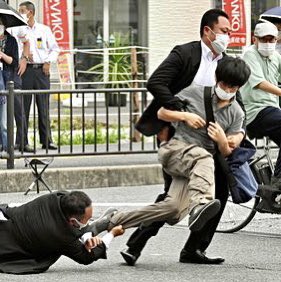 tetsumatsu1's tweet photo. #安倍晋三
大丈夫かなぁ〜
日本のSPは
何しとるんや
だらけとるで https://t.co/DJfLw7WfLY