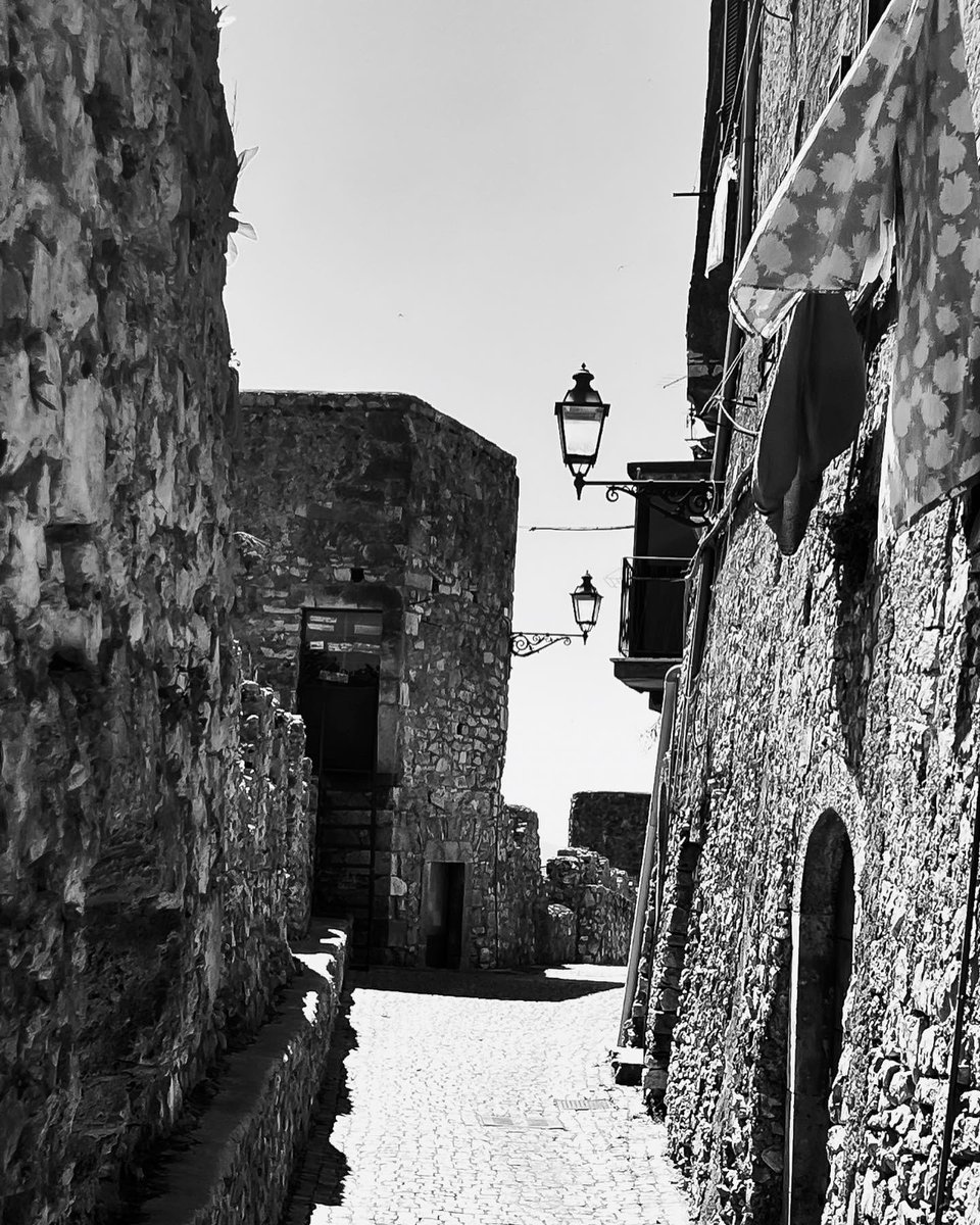 abicicletta69's tweet photo. #doveSono , precisamente a Bassiano (LT) #blackandwhitephotography #Buongiorno #unTemaAlGiorno https://t.co/2svWKdBBMM