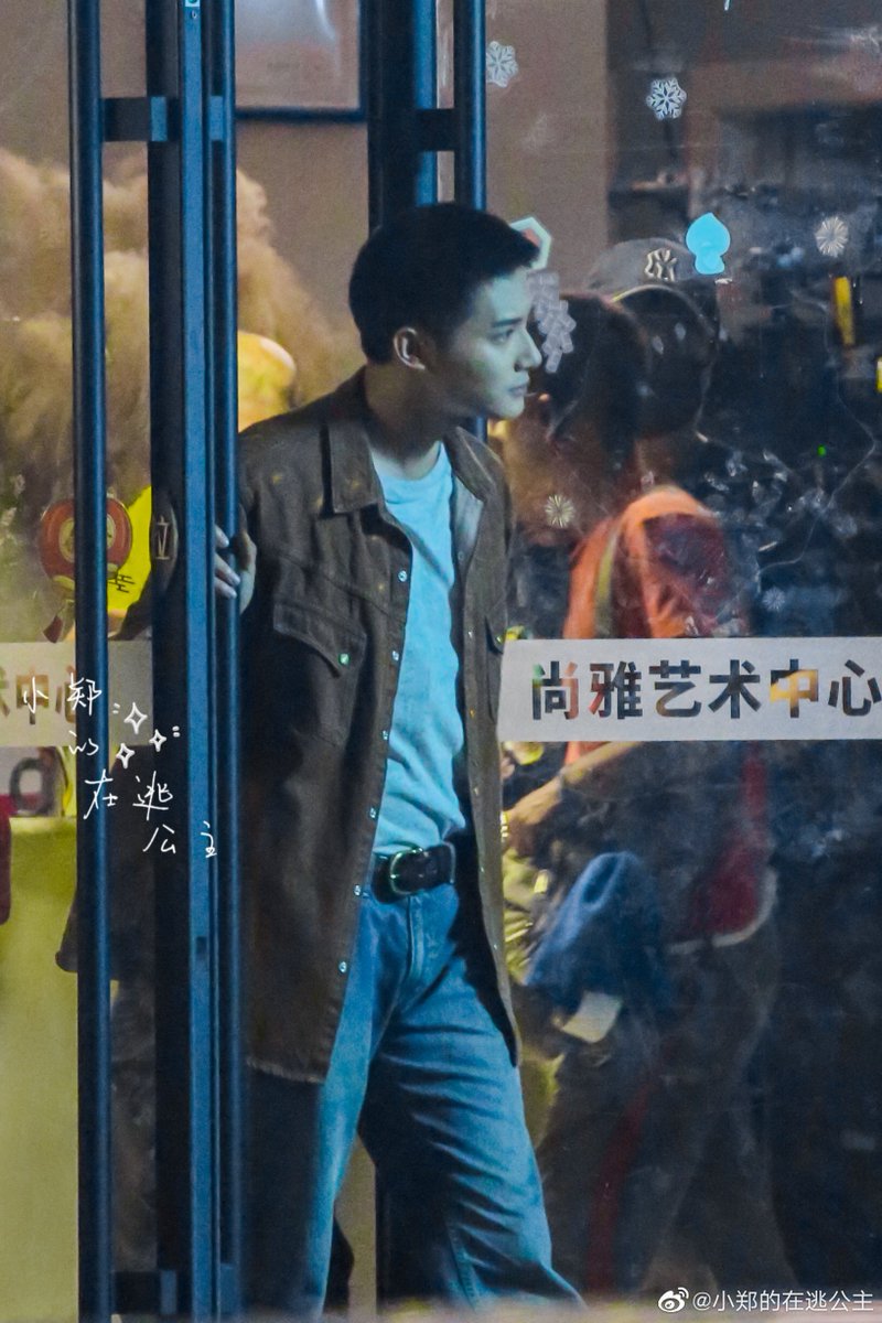 HappysisHu's tweet photo. Brother Cheng's spotted filming~
Truly a realistic male look that can be found in real life.
I think this style is Brother Cheng him self😁 but what kind of watch is that?😂
#ZhengYecheng #郑业成
#HardcoreEra #硬核时代
#CCTV
Cr. weibo https://t.co/SwZFfmjUf5
