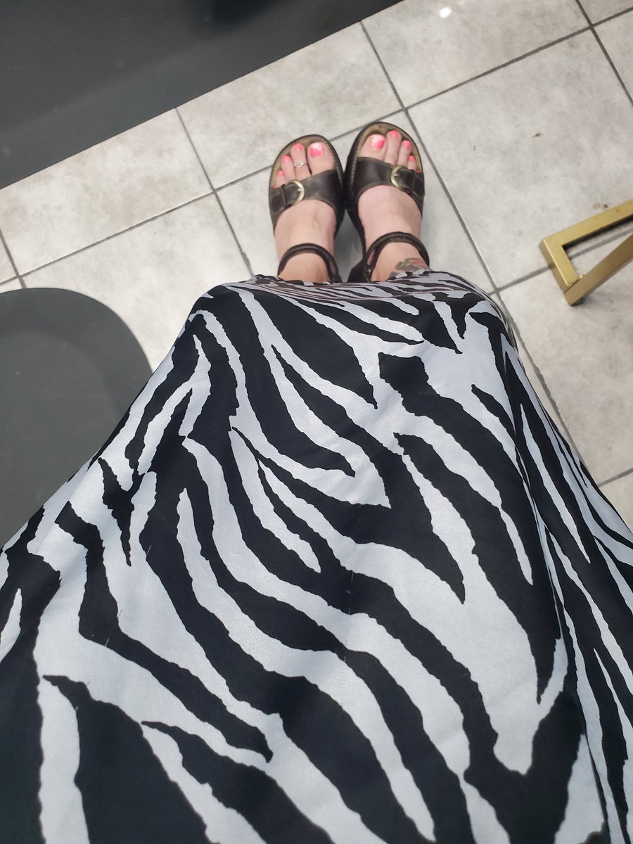 sunny_joni's tweet photo. 2 days without wearing converse. Who the heck am I?!? #conversegirl #pinkconverse https://t.co/vVfF3pUFbH