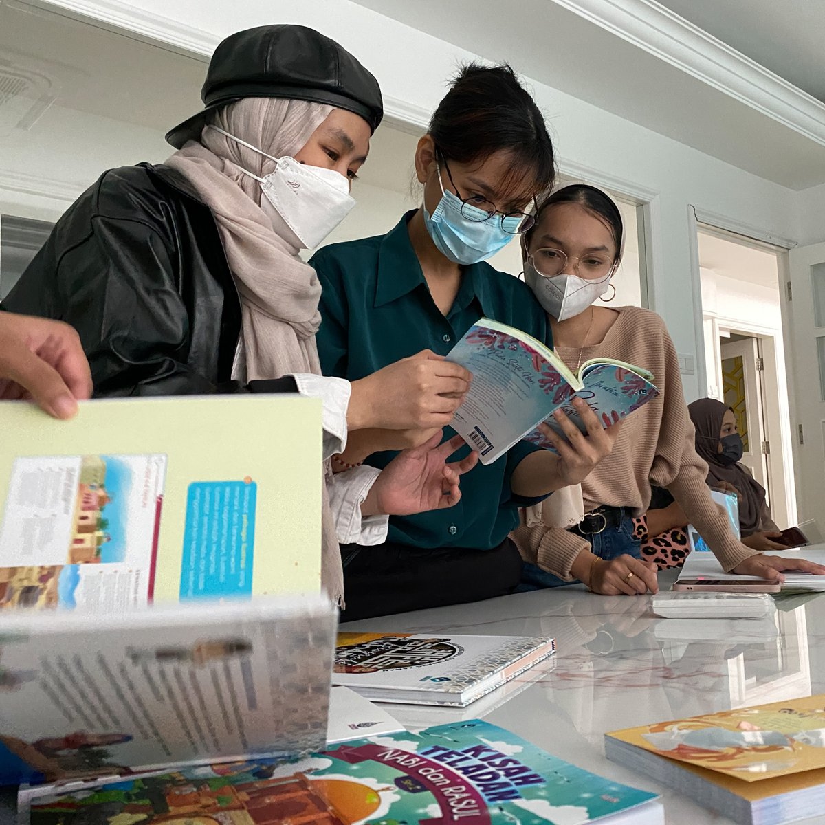 SiKAP2024's tweet photo. We are grateful for the hospitality and generosity we get from Kumpulan Rimbunan. Everyone was amiable and delighted to share their insight on their role in making the book into reality. 

@rimbunanbooks

#GatewayIntoPublishing 
#InsightAndPrevail
#WeBlazeWeOptimize
#SiriSiKAP22 https://t.co/2mJHAWIsnP