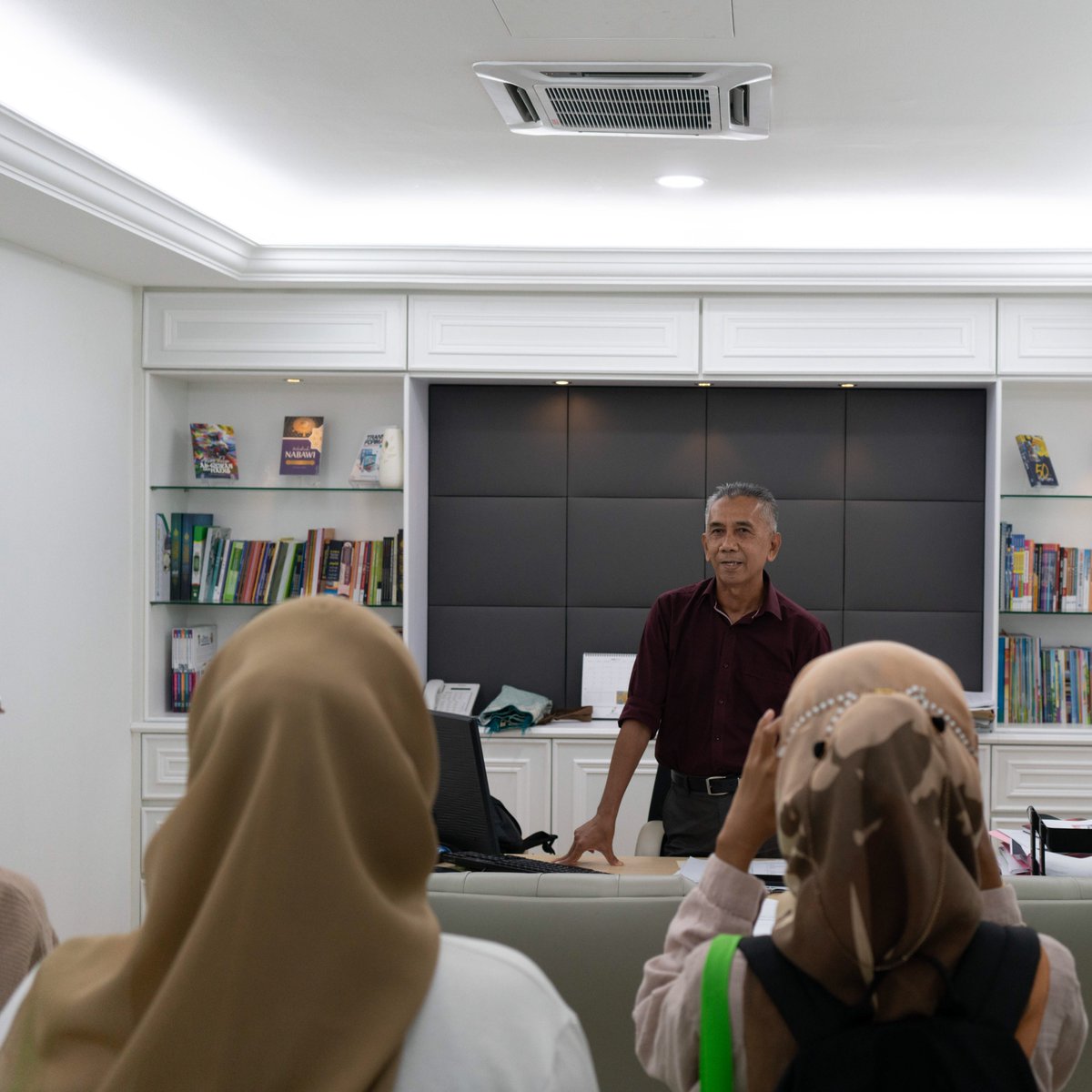 SiKAP2024's tweet photo. It is inspiring to see firsthand the ins and out of the publishing house from the professionals. This brought us a bigger view of how it works in the process of publishing their book.

#GatewayIntoPublishing 
#InsightAndPrevail
#WeBlazeWeOptimize
#SiriSiKAP22
#Publishing https://t.co/BONI7m4Bmn