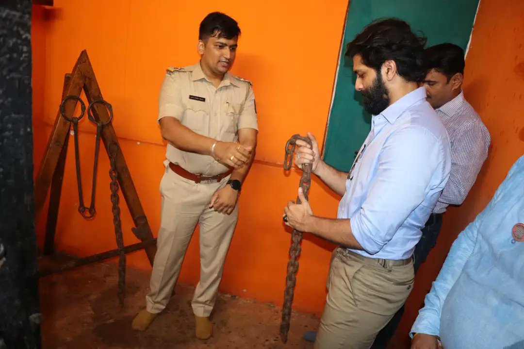mns_yuva's tweet photo. रत्नागिरी शासकीय विश्रामगृहात भेटायला आलेले वरिष्ठ पोलीस अधिकारी श्री. अमेय पोतदार यांच्या आग्रहास्तव रत्नागिरी विशेष कारागृहात गेलो. तिथल्या सावरकर स्मृती कक्षात गेल्यानंतर, त्या कोठडीचा इतिहास जाणून घेतल्यानंतर शहारून गेलो! अंदमानला काळया पाण्याची शिक्षा भोगल्यानंतर सावरकरांना https://t.co/8UC7ILA83M