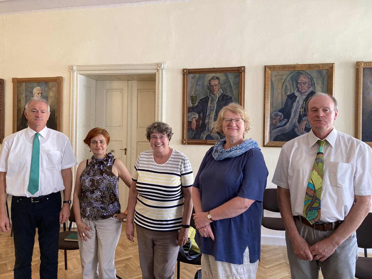 Barbara_Rudolph's tweet image. #EKiR #EKR Im ehrwürdigen Saal des Bischofshauses der Evangelischen Kirche von Rumänien begrüßen mich Bischof Reinhart Guib, die Ökumenereferentin Elfriede Dörr, die rheinische Schulpfarrerin Gunda Wittich und Hauptanwalt Friedrich Gunesch zur Morgenandacht.