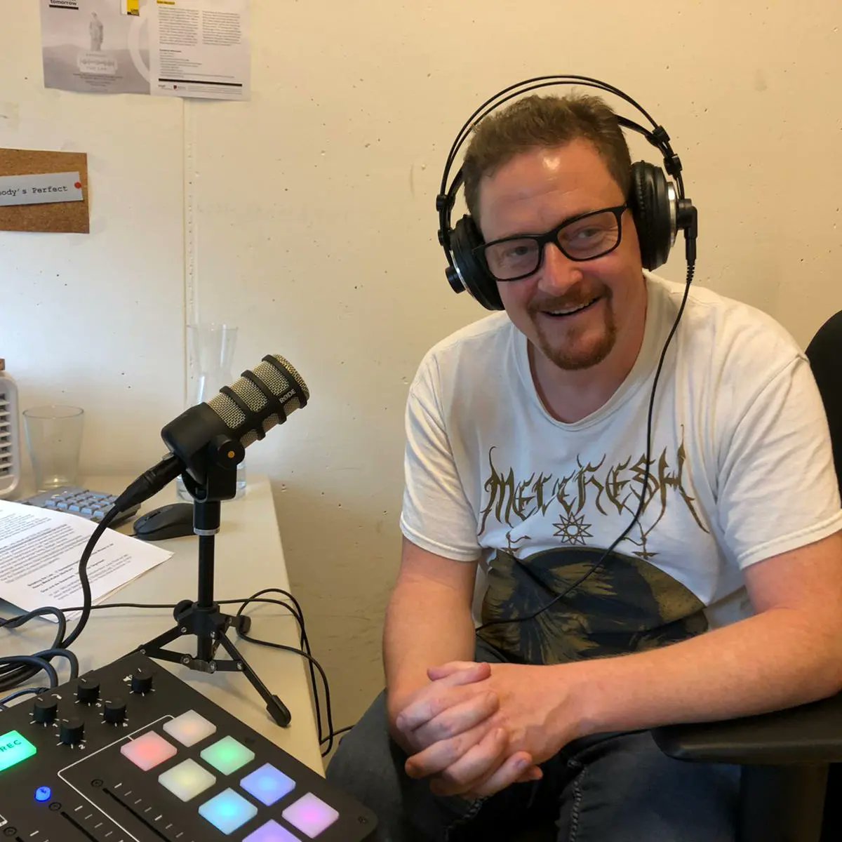 PeterPichler10's tweet photo. Ein kleiner Schritt für Martin Puntigam, ein großer Schritt für die #MetalStudies an der #UniGraz...Metal-Forschung bald im #Podcast der #ScienceBusters. 🤟🔥🎸

#metalmusicstudies #MetalStudies #unigraz #rewiunigraz #nicepeople #thinkinglaw https://t.co/gRLp9x3w55