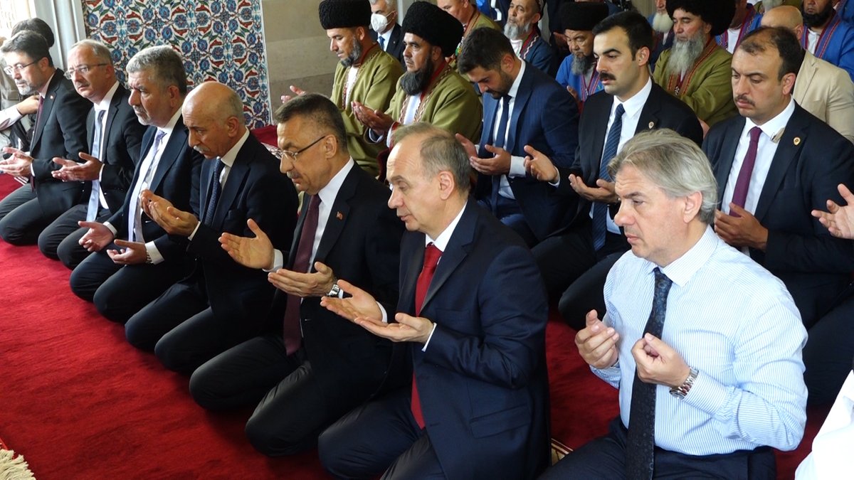 Fuat Oktay Türkmenistan’da Kültürel Alanları
Ziyaret Etti
Fuat Oktay ile beraberindeki heyet Türkmenistan’da önceki gün Ertuğrulgazi Camine gitti, Türkmen vatandaşları ile bir araya geldi.
Gün içinde ünlü Ahal Teke atları ile yapılan gösteriyi izledi.