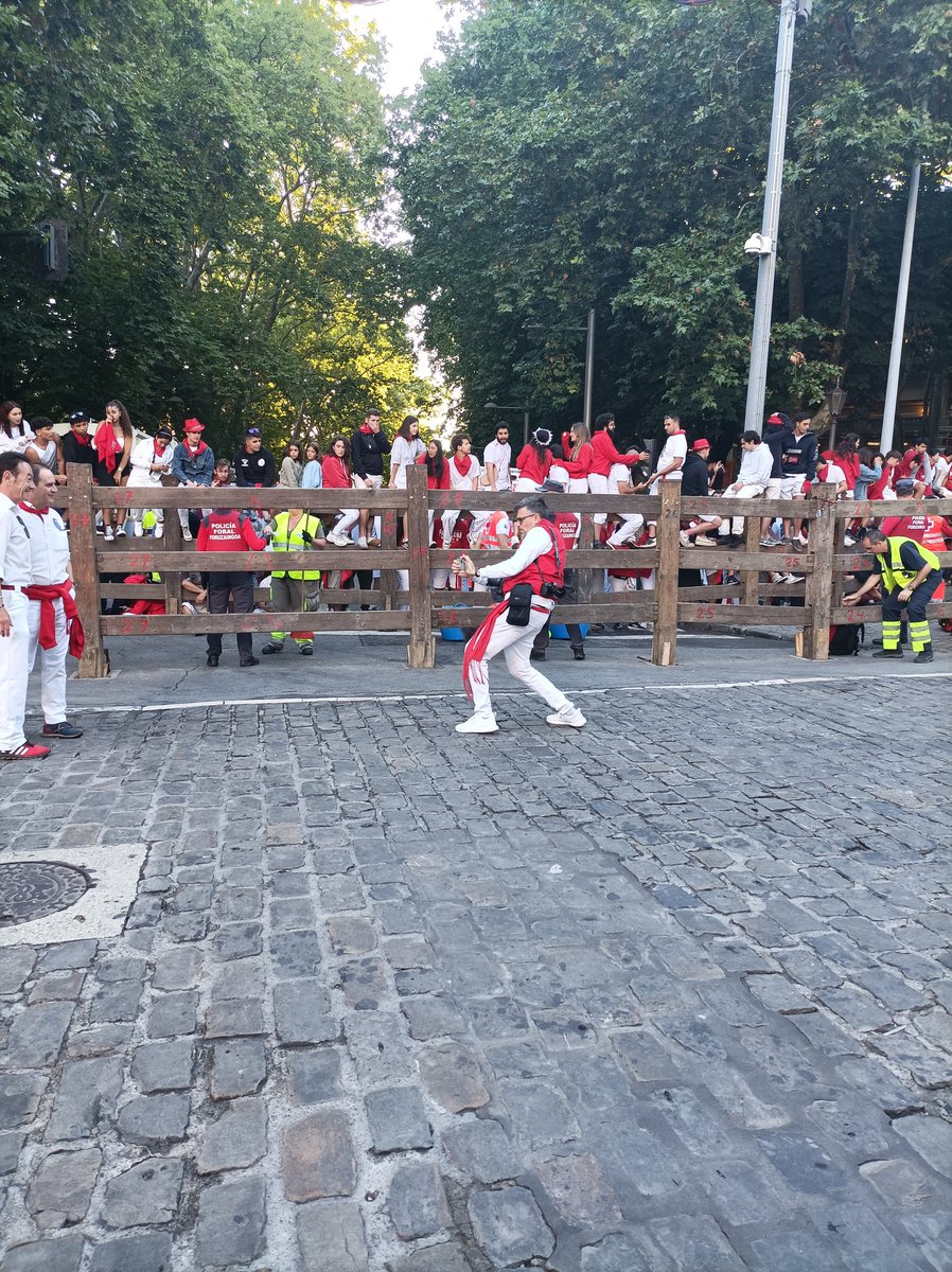 egzu's tweet photo. Cazador cazado @taxilari #SanFermin https://t.co/gwQEckut8p
