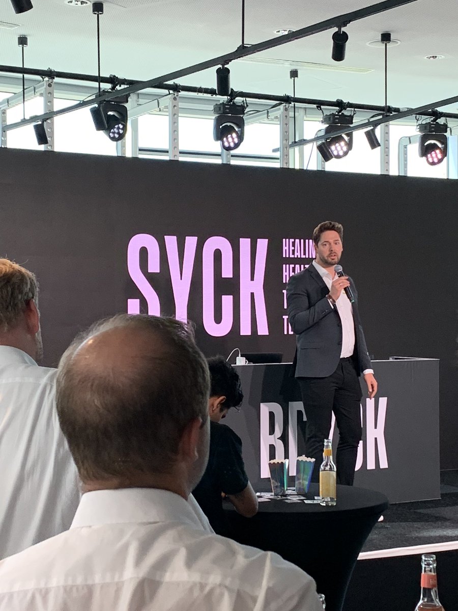healthcare_de's tweet photo. Das waren einige der pitchenden Startups bei #Syck im #Bryck Tower Essen in black &amp; white. 
Beim nächsten Event wird es hoffentlich bunter, analog zum Film - denn wir brauchen mehr Geschwindigkeit in der Digitalisierung, so @dmatusiewicz https://t.co/vQI6B9FEzo
