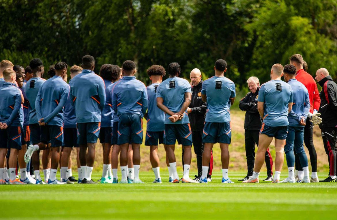 Manutdindo8's tweet photo. BREAKING 🚨 Erik Ten hag akan tetap melakukan sesi latihan terkahir hari ini, sebelum keberangkatan tim #mufc untuk tour pra musim 
Jangan kasih kendor coach 🔥
📝 @lauriewhitwell https://t.co/wYylAiGIJU