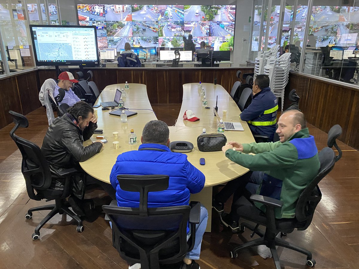 SITIRIORionegro's tweet photo. Durante cada día de esta semana hemos estado apoyando a los transportadores en su adaptación a las nuevas líneas A y B, promoviendo la #CulturaSITI y fortaleciendo la pedagogía con los usuarios. 

#JuntosAvanzamosMás 

🇵🇱🚌 #SITIRIO moderno y seguro para todos. https://t.co/DjzjwFIMTU
