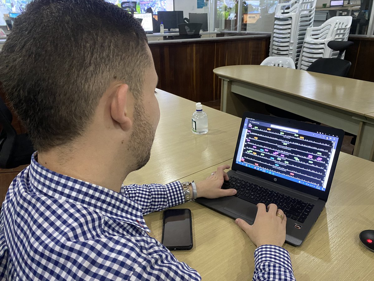 SITIRIORionegro's tweet photo. Durante cada día de esta semana hemos estado apoyando a los transportadores en su adaptación a las nuevas líneas A y B, promoviendo la #CulturaSITI y fortaleciendo la pedagogía con los usuarios. 

#JuntosAvanzamosMás 

🇵🇱🚌 #SITIRIO moderno y seguro para todos. https://t.co/DjzjwFIMTU