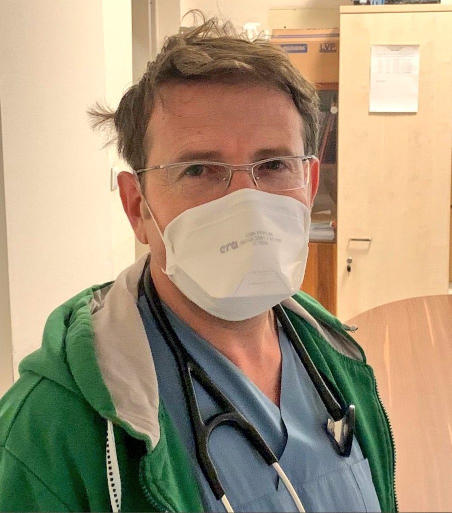 Kimbilir kaç hasta bakmış,kaç müdahale yapmış,kaç saat uykusuz kalmış şu yorgun gözlerdeki merhameti,şefkati göremeyenler katlettiler onu.
İsyanımızı anlamayanlar ise "önlem alacağız" demeyi,doktoru asker ve polisle kıyaslamayı,infiali önlemek için yayın yasağını sürdürdüler.