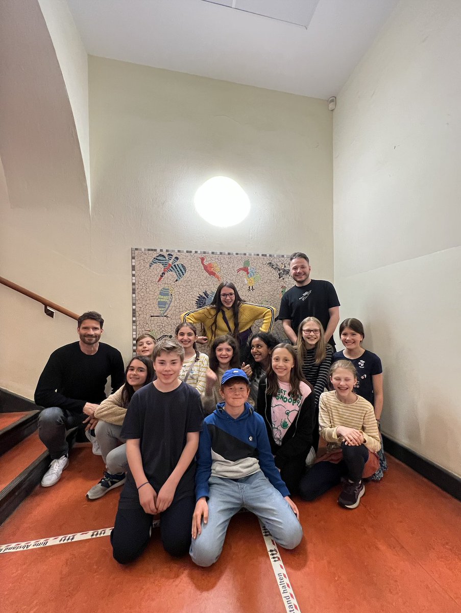 AFStiftung's tweet photo. Die Kinder der Wir-AG an der Ernst-Habermann-Grundschule haben im Rahmen des Projektes „Vielfalt gewinnt!“ ein Mosaik entworfen. Aus vielen kleinen Bruchstücken schufen die Schüler*innen gemeinsam ein tolles Werk. https://t.co/Vf9BMWbhxG @BuergerStBerlin https://t.co/oSYpwcCASq