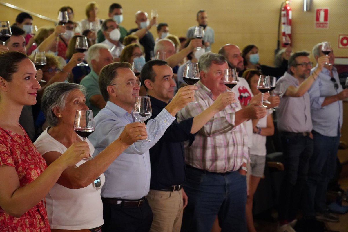 ¡Con un sonrisa, así es como hay que brindar, por <a href="/HoyPorHoy/">Hoy por Hoy</a>, por la #RiberadelDuero y por todas las que lo conforman! 🍷😊

¡Gracias por celebrar con nosotros estas 40 añadas! 🍷😍🍷