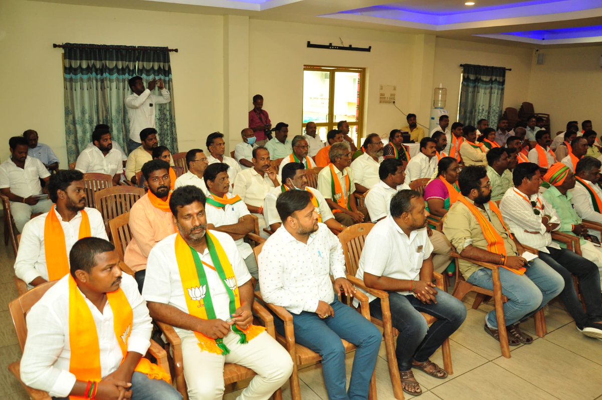 புதுச்சேரி பாரதிய ஜனதா கட்சியின் அனைத்து மாவட்ட நிர்வாகிகள் கூட்டத்தில் கலந்துகொண்டு நிர்வாகிகளிடம் கலந்துரையாடினார் மாண்புமிகு மத்திய அமைச்சர் திரு. @Murugan_MoS அவர்கள்.

<a href="/JPNadda/">Jagat Prakash Nadda</a> <a href="/blsanthosh/">B L Santhosh</a> <a href="/BlrNirmal/">Nirmal Kumar Surana</a> <a href="/ShriSamiNathan/">V.Saminathan</a> <a href="/ANamassivayam/">Namassivayam</a>