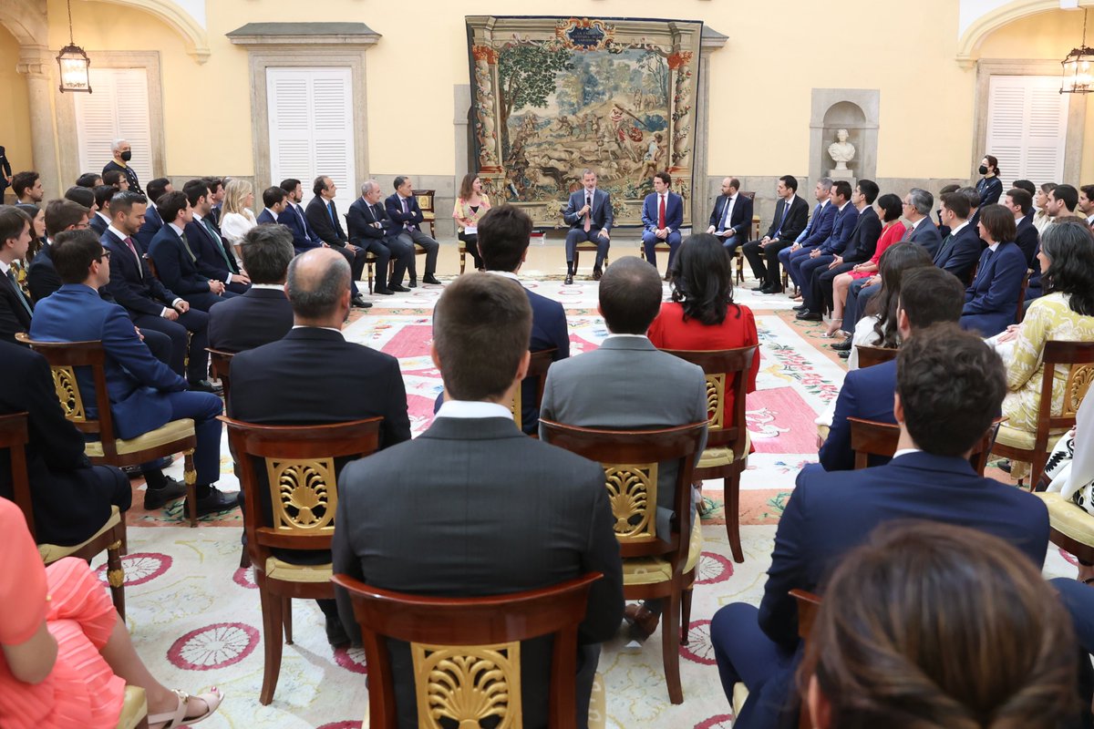 CasaReal's tweet photo. Audiencia del Rey a los nuevos funcionarios de las últimas promociones del Cuerpo de Ingenieros de Caminos, Canales y Puertos del Estado.

➡️https://t.co/BU6Igwjr56 https://t.co/3BIZAfJPRc