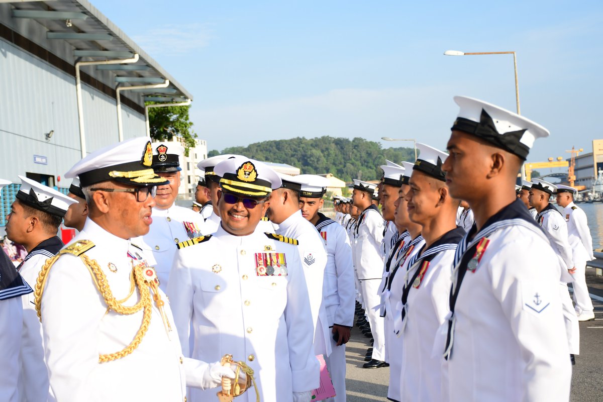 DepotBarat's tweet photo. Depot Senggara Armada Barat telah selesai menjalani Audit Kesiapsiagaan 2022 mulai 4 hingga 8 Julai 2022 dengan pengiktirafan 5 Bintang yang telah disampaikan oleh YBhg Panglima Logistik Barat, Laksamana Pertama Ts. Shaiful Bahri bin Baharuddin.

#auditkesiapsiagaan2022
#tldm https://t.co/5yV2IKmq1K