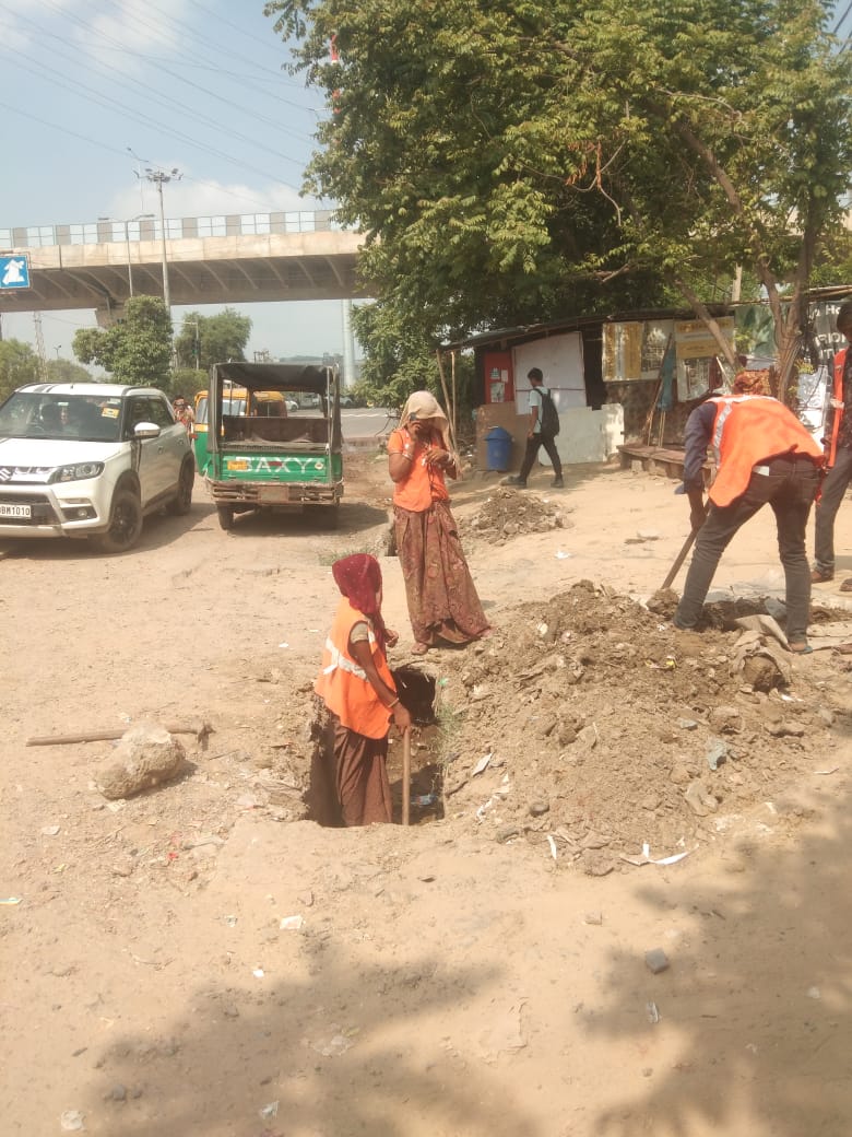 OfficialGMDA's tweet photo. Cleaning & Desilting of the surface drains by GMDA at Vatika Chowk (Sohna Road), Kushal Chowk & near Audi showroom- Sector 29 are in progress.
@cmohry @DC_Gurugram
#FoodPreparedness https://t.co/C1lZgN2QNq
