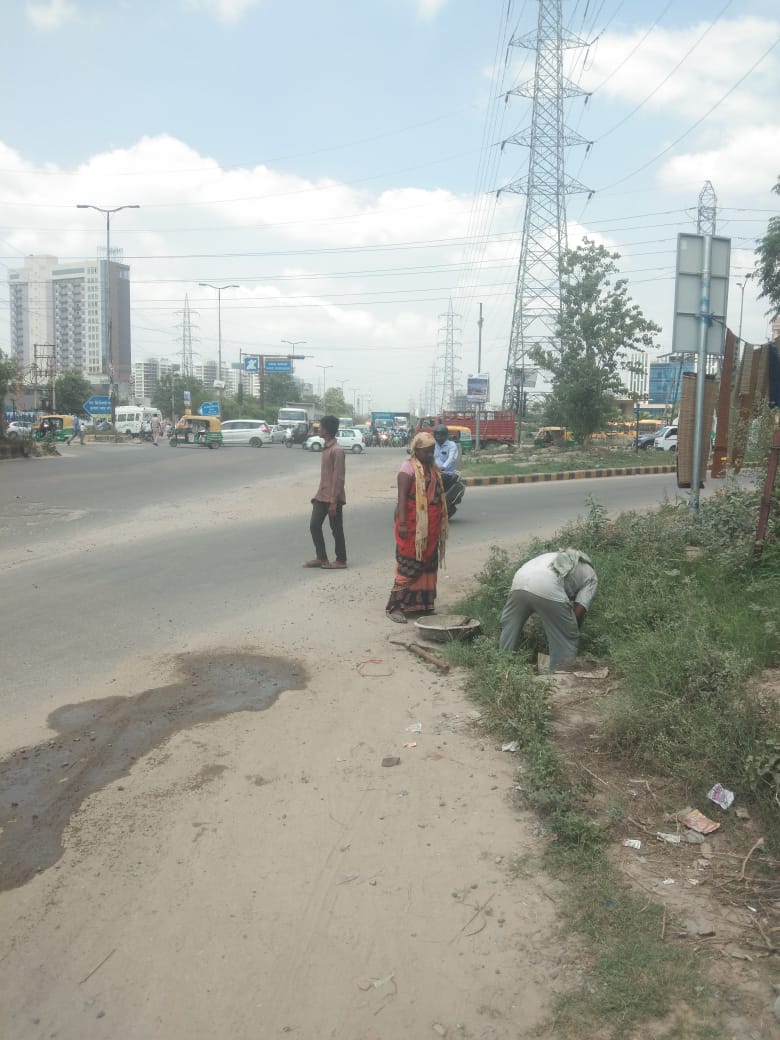 OfficialGMDA's tweet photo. Cleaning & Desilting of the surface drains by GMDA at Vatika Chowk (Sohna Road), Kushal Chowk & near Audi showroom- Sector 29 are in progress.
@cmohry @DC_Gurugram
#FoodPreparedness https://t.co/C1lZgN2QNq