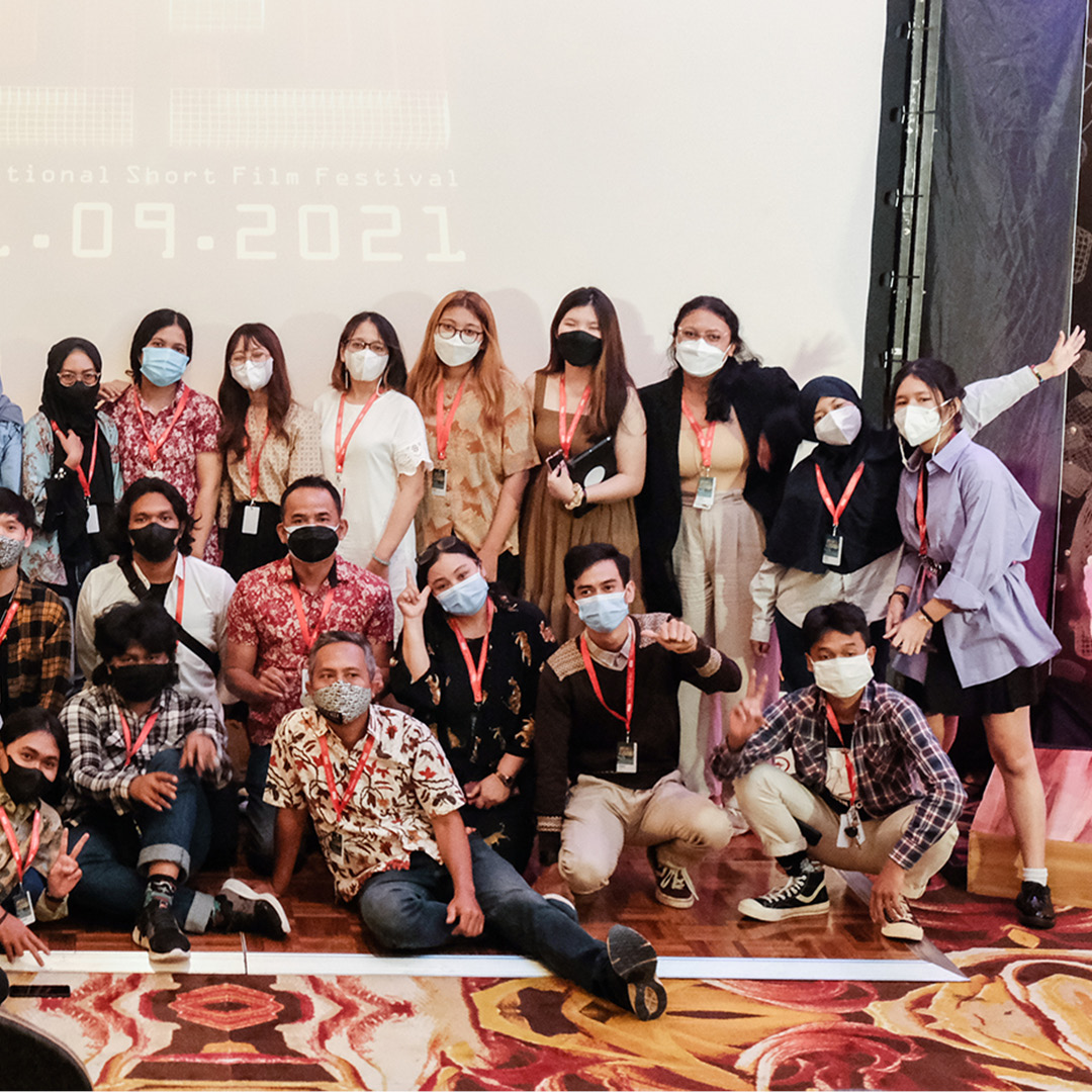 Volunteering is an essential collaboration part of MFW. We can't wait to open another call and meet the new ones this year. Hey, we always welcome the returning volunteers' alumni from the previous edition!

📷: <a href="/vifickbolang/">vifick</a>