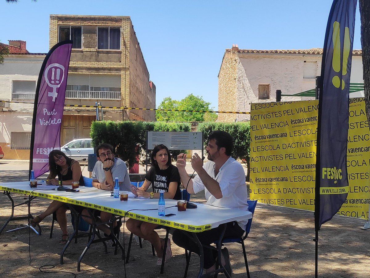 Ací estem en el <a href="/Feslloc/">FES‼OC</a> debatent sobre els 40 anys d'Estatut amb un dream team 

⚡<a href="/Andres_Boix/">andrés</a> 
⚡<a href="/violetatena/">violetatena</a>
⚡<a href="/natxoescandell/">Natxo</a> 
⚡ <a href="/nebot_maria/">Maria Nebot</a>
