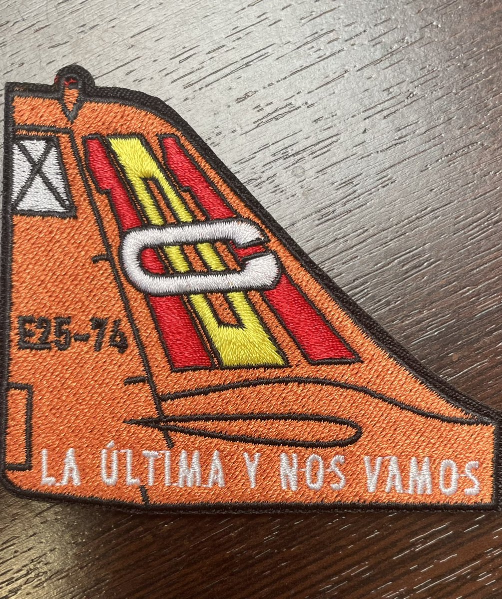 blete's tweet photo. Genialidad hecha #Parche de la #LXXIV promoción #CGEA @EjercitoAire. Los últimos (4ºCurso) en volar el querido #Culopollo #C101
#LaUltimaYNosVamos https://t.co/ruYrscy2qM