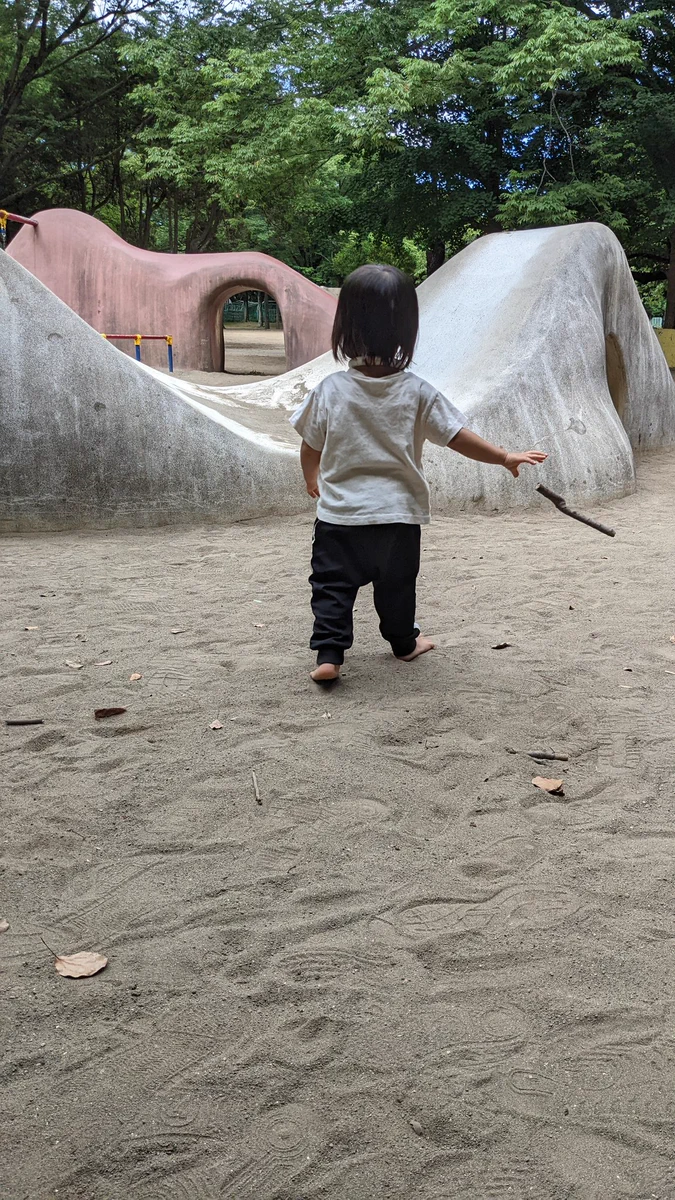 娘の興味が木の枝からブランコに変わった瞬間！！立ち向かうカッコ良い姿♡