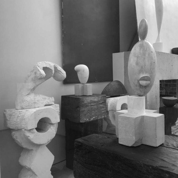 Brancusi's studio, reproduction after 1997, Centre Pompidou, Paris. Photo Andrea Parga, 2022 centrepompidou.fr/en/collections… #brancusi #studio #centrepompidou #paris #renzopiano #sculptures #materials #visual #visualclues #photo #photography #white #blackandwhitephoto #photoexploratory