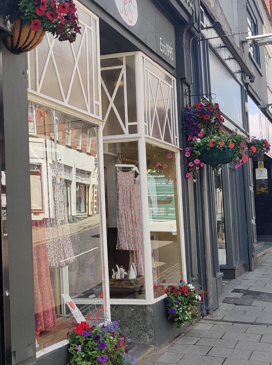 Summer is well and truly here in #Colchester today and it's great to see planters and hanging baskets full of #fantasticflowers. Great work by the town's businesses and all involved.  It's so, so, good to see real rather plastic plants! @ColcInBloom @OurColchester
@YourColchester