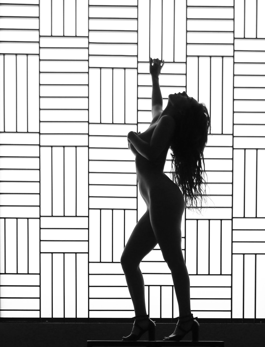 I wish you all a happy day friends😉✌️💫🖤🤍
#NFTCommunity #NFT #nftart #nftcollector