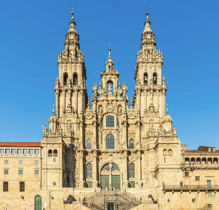 VersoSantiago's tweet photo. Sul momento è la gioia dell’arrivo...Poi diventa la gioia del percorso interiore fatto per arrivarci, delle persone che hai incontrato, delle esperienze che hai vissuto. La Cattedrale diventa il simbolo di un cammino che non è solo un cammino fisico #caminodesantiago #buencamino https://t.co/zIucGYWPQQ