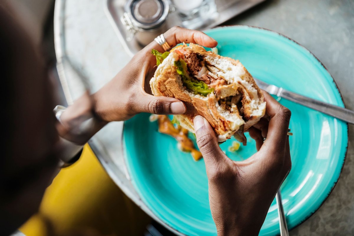 EsquireEs's tweet photo. ¿Cómo comerte una #hamburguesa sin mancharte? Lo llevas haciendo mal toda la vida  😱 
Por @AndresGalisteoG 

https://t.co/U7B4xcdxKZ https://t.co/rx5Dnf8kQB