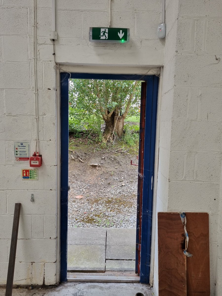 CheshireBFS's tweet photo. Good practice of keeping fire exits clear by a local parcel service.

#BusinessSafety #FireExits #CheshireFire 🔥 https://t.co/v420sLK1xK