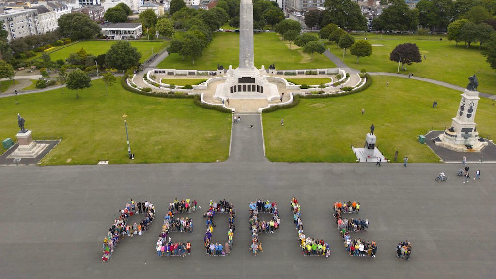uk_volunteering's tweet image. They say a picture says a thousand words, but this amazing photograph only needs to say one 💚

In 1982, #Plymouth celebrated its city’s volunteers with a gathering on the Hoe promenade, where hundreds of volunteers stood together to form the word PEOPLE 🙏🏼