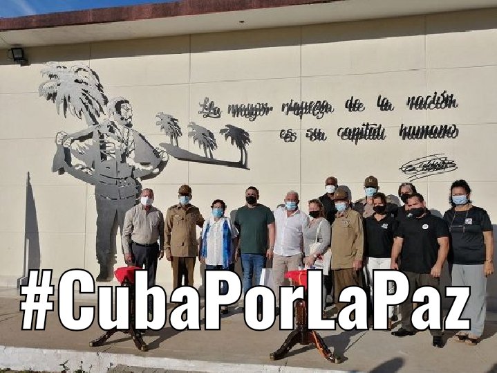 FARVISION8's tweet photo. "Es una imagen muy conocida por los cubanos, fue cuando el Comandante estuvo durante el embate del huracán Michelle, el 11 de noviembre de 2001. La hicimos en hierro, en tres partes, tiene casi cinco metros”, comentó el autor de la obra, Dunieski Hernández Pérez. #CubaPorLaPaz https://t.co/FOUAFIEdxK