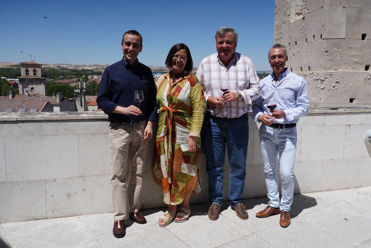 Nuestro #espírituRibera está al máximo, gracias a <a href="/AngelsBarcelo/">Àngels Barceló</a>, a <a href="/HoyPorHoy/">Hoy por Hoy</a> y a todo su equipo 🍷😉

¡Muy pronto celebraremos nuestro 40 Aniversario con todo Peñafiel!
¿Estáis preparados? 👏😎