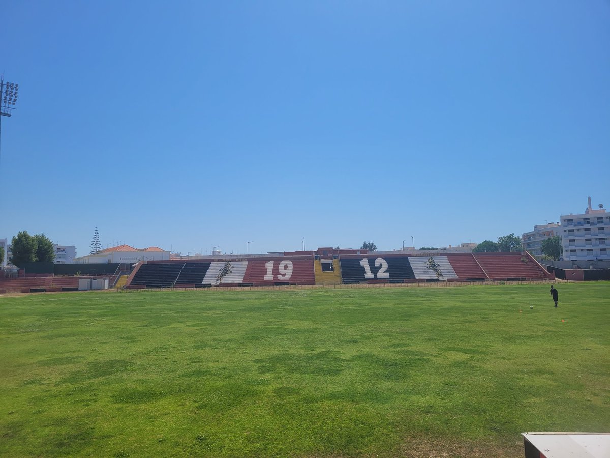 DenisdeHaas's tweet photo. Besuch beim portugiesischen Viertliga-Klub #Olhanense. Anfang 2021 hieß der Trainer Edgar #Davids. Wäre in etwa so, als würde Rui #Costa oder #Kaka in #Wattenscheid trainieren. https://t.co/NtW9cLM6Ij