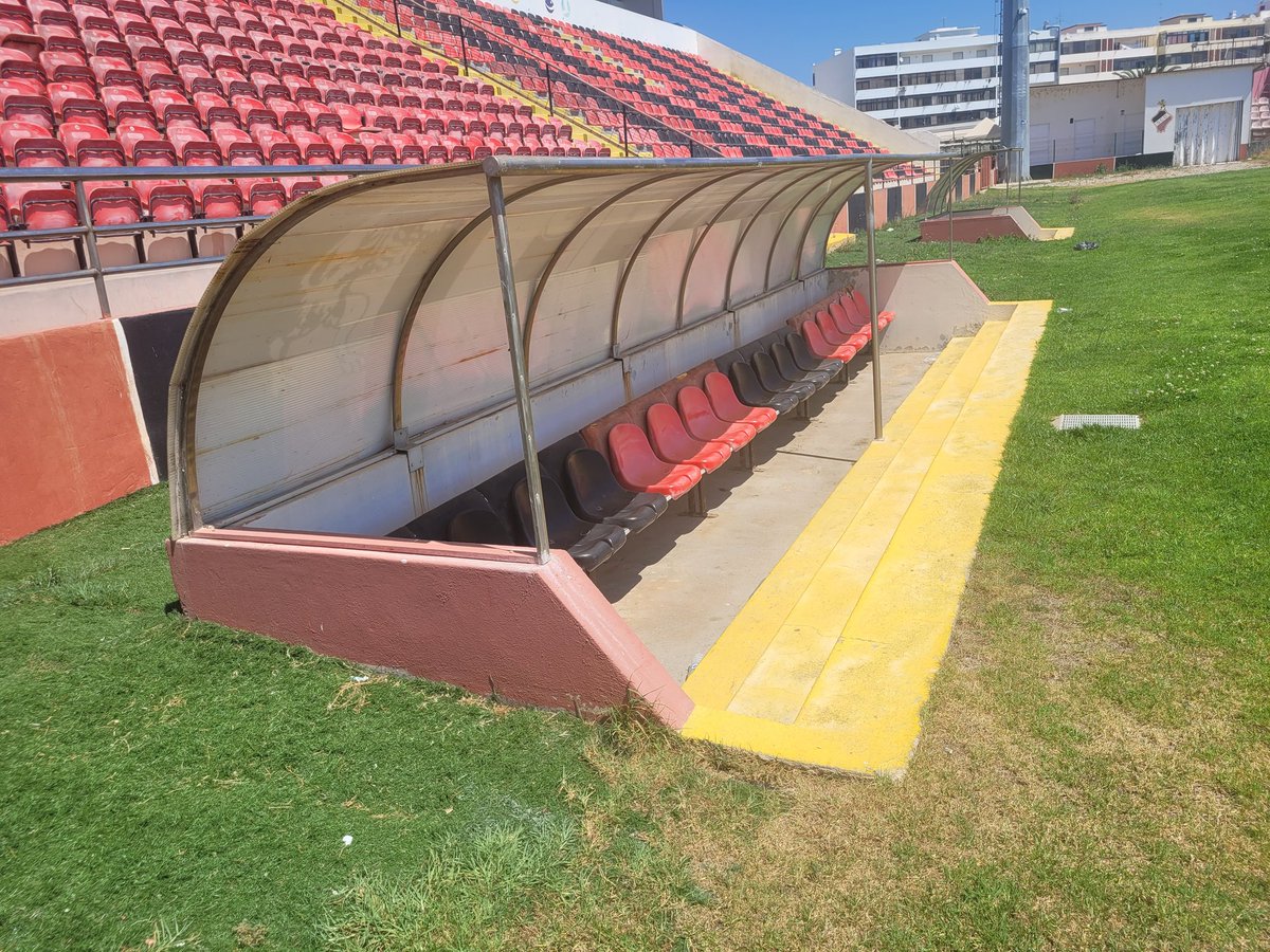 DenisdeHaas's tweet photo. Besuch beim portugiesischen Viertliga-Klub #Olhanense. Anfang 2021 hieß der Trainer Edgar #Davids. Wäre in etwa so, als würde Rui #Costa oder #Kaka in #Wattenscheid trainieren. https://t.co/NtW9cLM6Ij